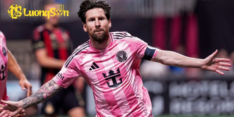 Chuyến bay đêm đến Camp Nou đầy cảm xúc của Lionel Messi